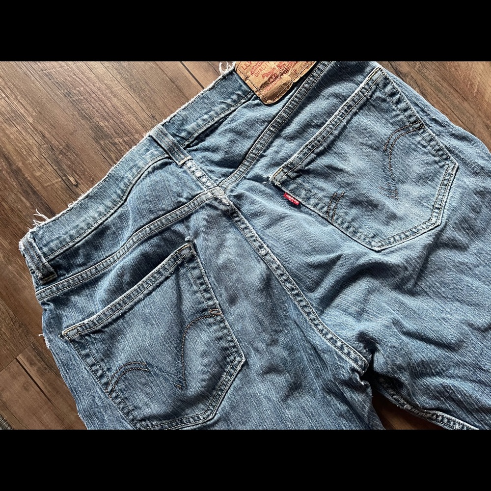 Low-Rise Distressed Levi Jeans